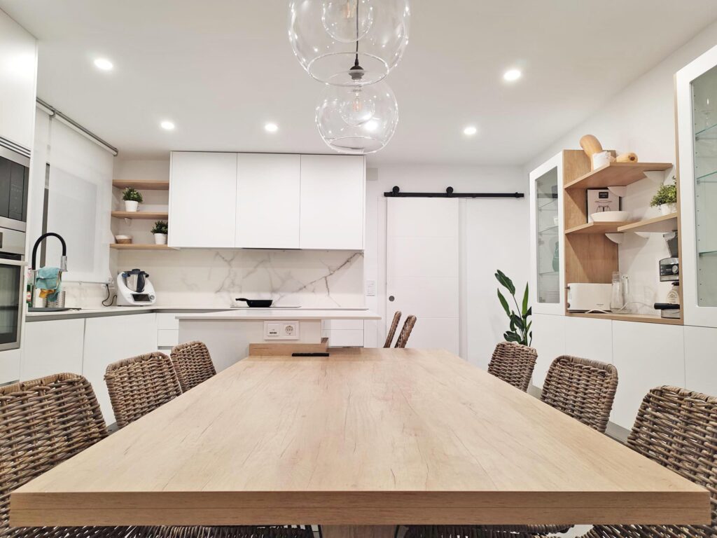 cocina-blanco-con-mesa-de-madera-en-peninsula4