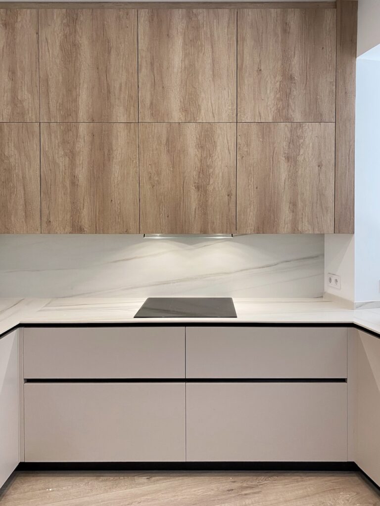 frente de cocina mueble blanco y madera