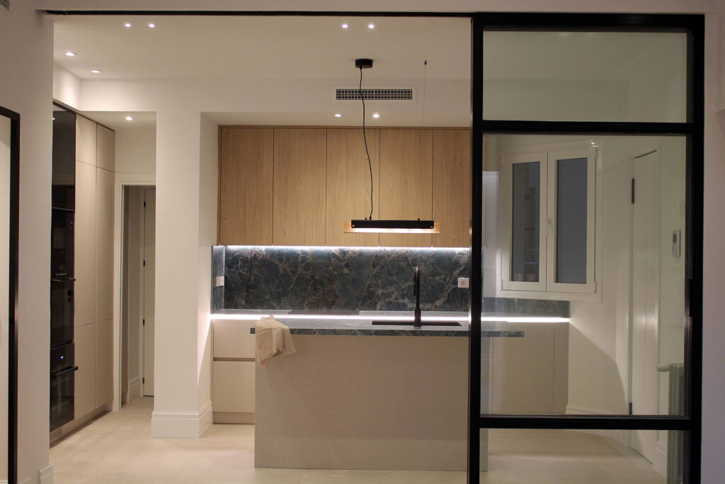 cocina moderna de madera con encimera de piedra