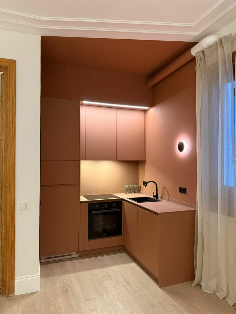 cocina terracota en pequeño apartamento